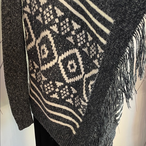 Hollister- Fringed Cardigan size XS - Picture 5 of 7